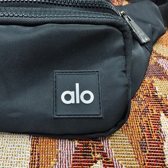 ALO Yoga Explorer Convertible Pack | 3L Nylon Waist Bag - Picture 5 of 5